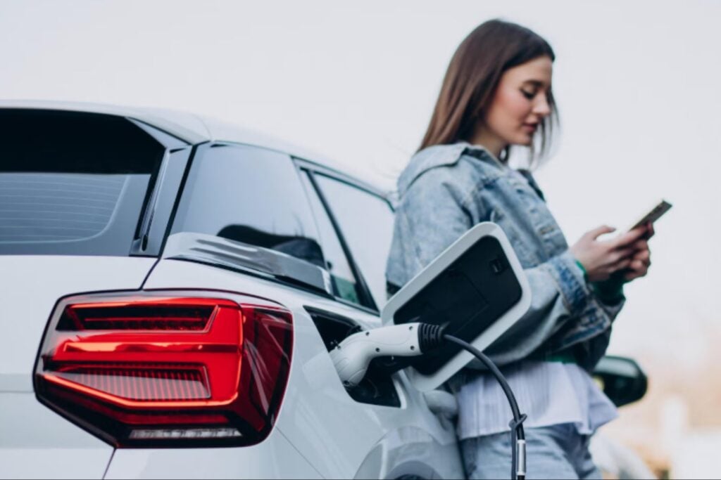 Una investigadora advierte del gran error que está encareciendo los coches eléctricos