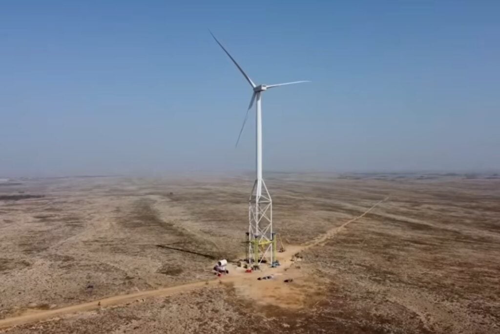 Australia está llevando aerogeneradores de casi 280 metros al desierto: cada pala mide más que dos Boeing 737