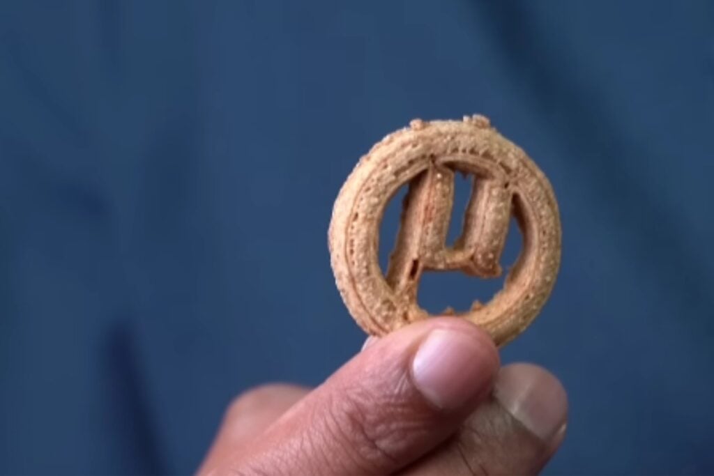 Científicos convierten plástico reciclado en una mezcla para fabricar galletas con una impresora 3D)