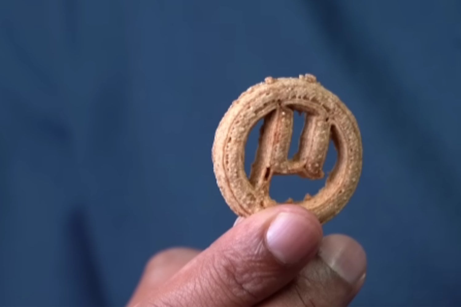 Científicos convierten plástico reciclado en una mezcla para fabricar galletas con una impresora 3D)