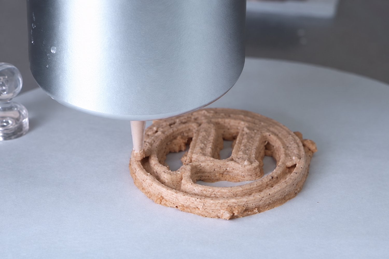 Científicos convierten plástico reciclado en una mezcla para fabricar galletas con una impresora 3D)
