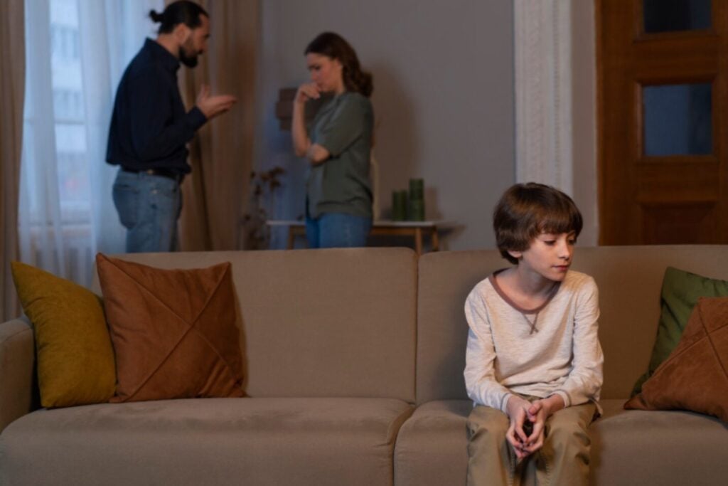 Los hijos de padres divorciados tienen más depresión de adultos, pero un estudio encontró que el divorcio podría no ser la verdadera causa