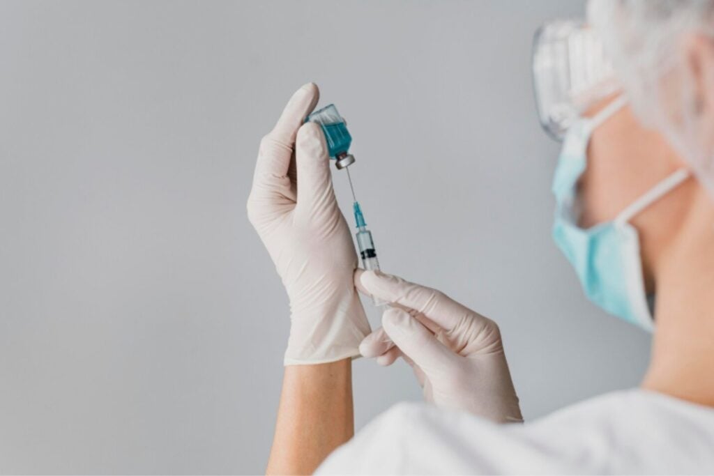 Varias vacunas se asocian con un menor riesgo de demencia. La ciencia cree que podría haber una razón inesperada