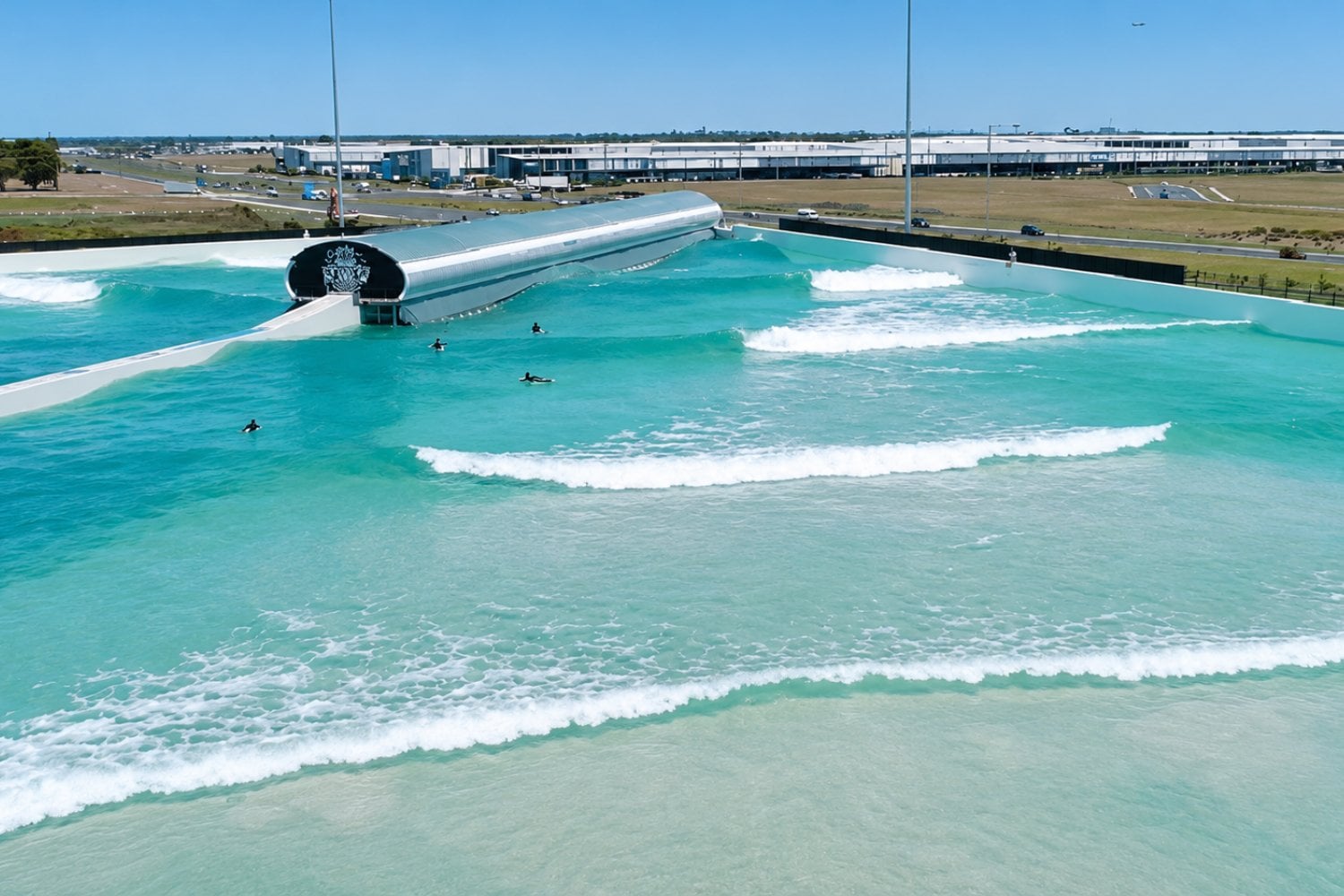 Una playa sin mar en Madrid: así será la gigantesca piscina de olas junto al Metropolitano