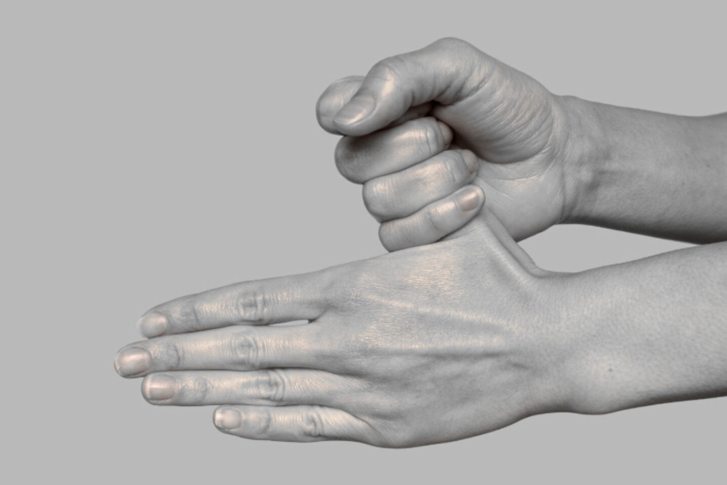 La lesión de la mano que crece con el uso de móviles, tabletas y consolas