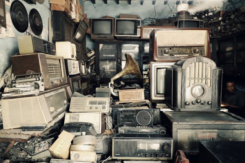 Mientras el mundo corre detrás de la IA, miles de personas están pagando fortunas por computadoras de hace 50 años