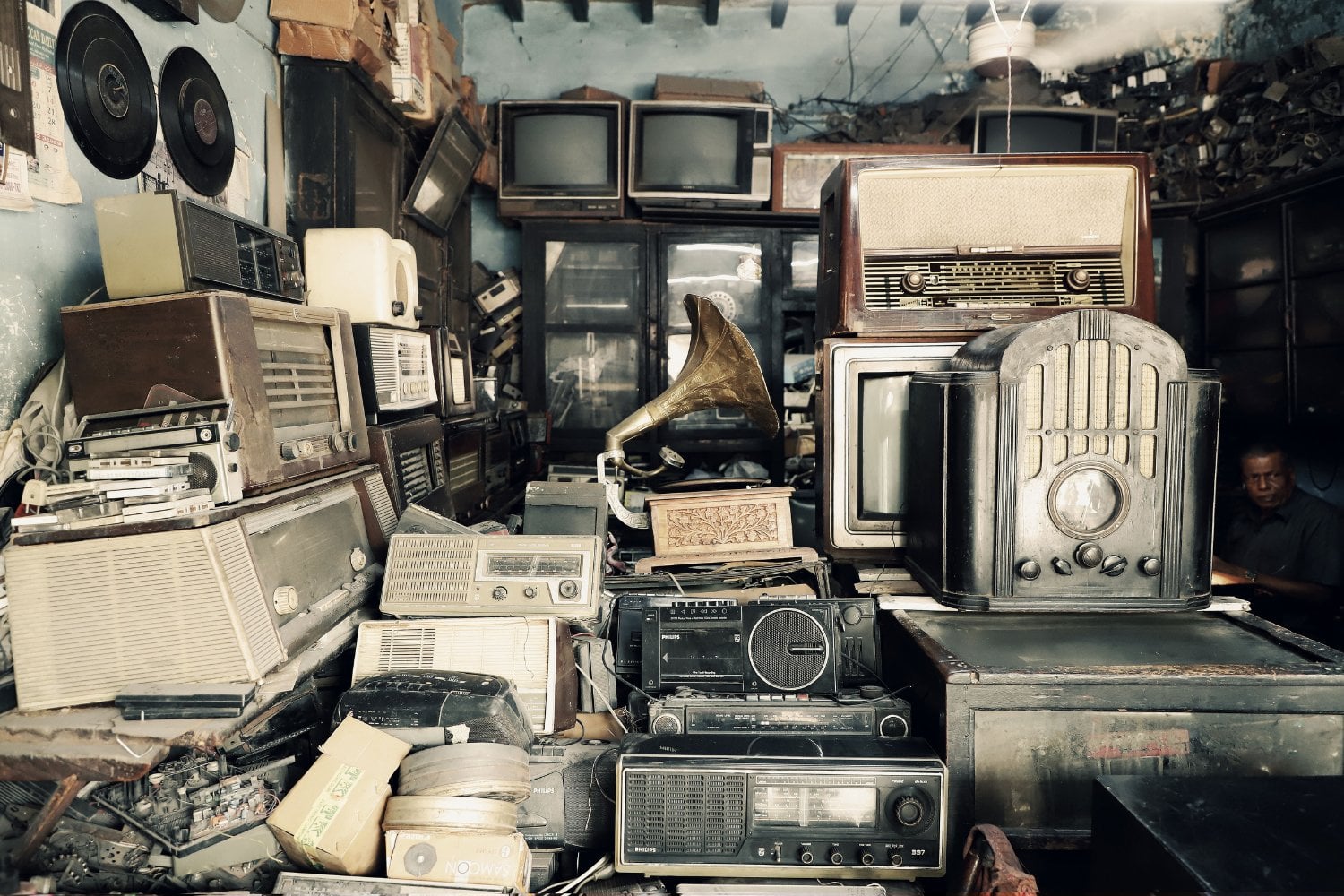 Mientras el mundo corre detrás de la IA, miles de personas están pagando fortunas por computadoras de hace 50 años