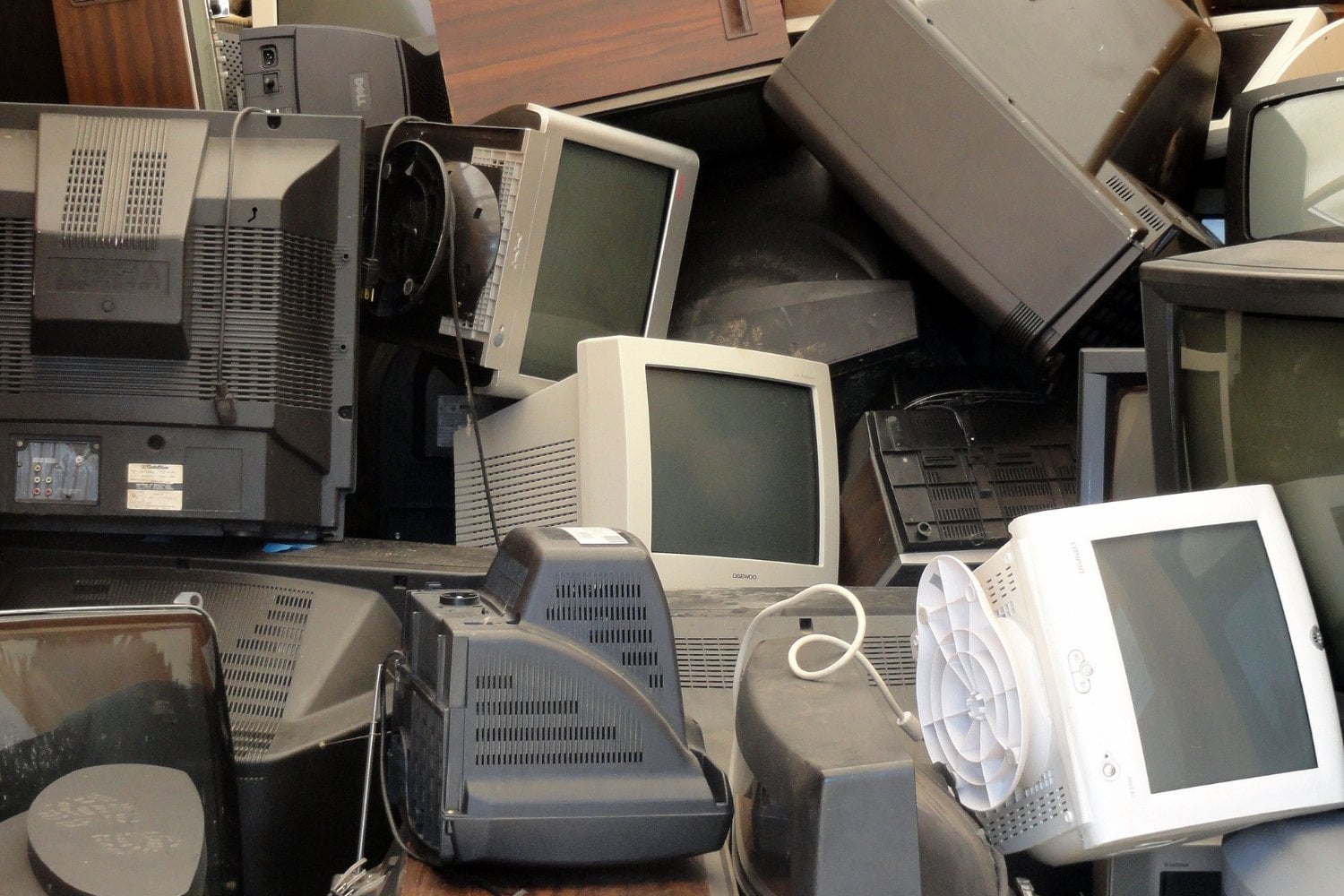 Mientras el mundo corre detrás de la IA, miles de personas están pagando fortunas por computadoras de hace 50 años