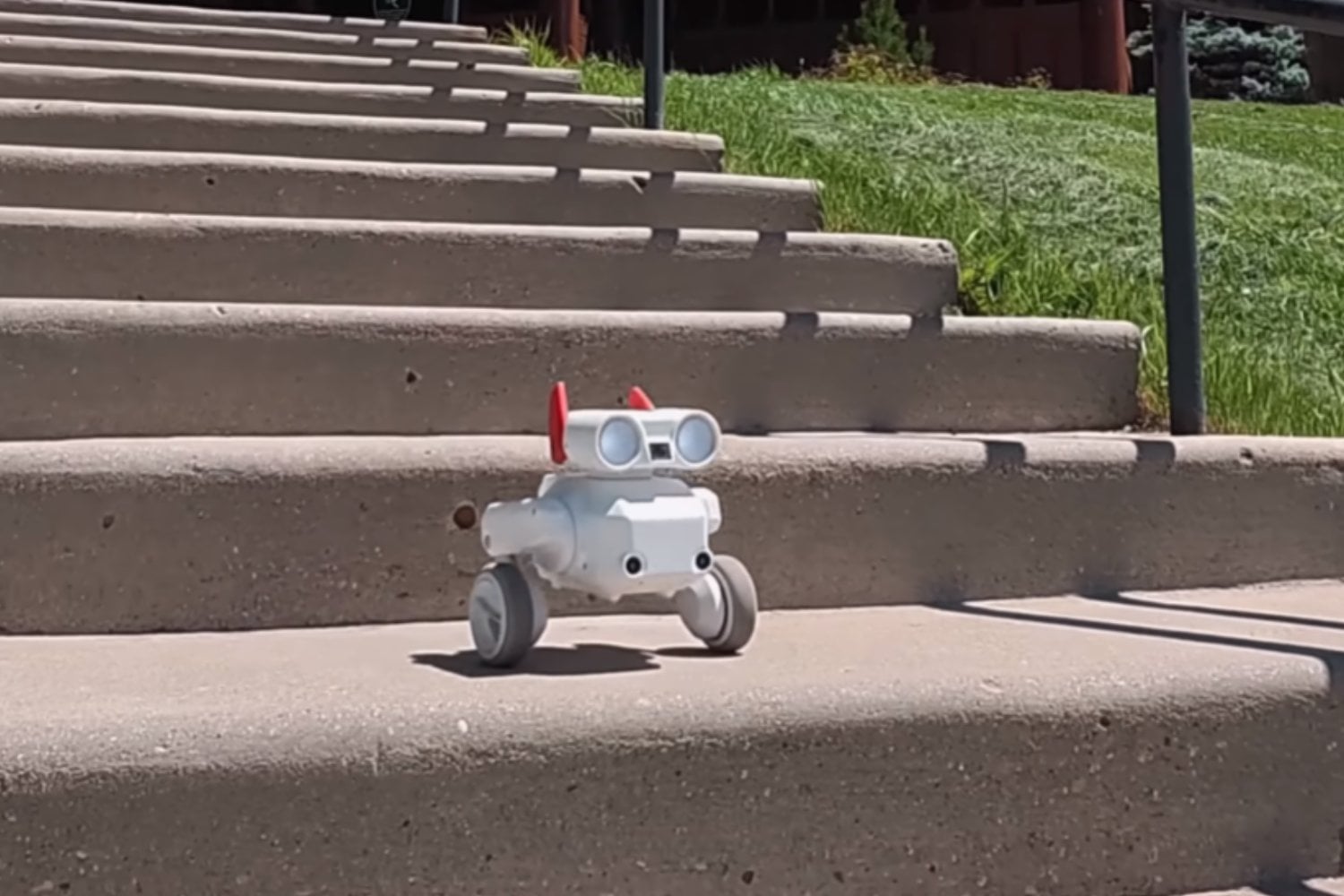 Este pequeño robot quiere sustituir al camarógrafo: te sigue, salta obstáculos y graba todo en 4K