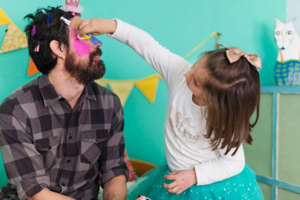 La ciencia sugiere que el humor puede ser una de las mejores herramientas para criar a un hijo