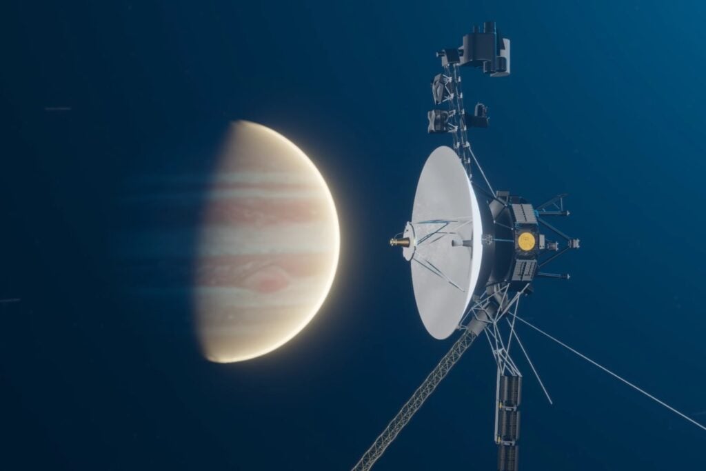 Casi 49 años después de su lanzamiento, la Voyager 2 continúa enviando datos desde el espacio interestelar, pero pierde unos cuatro vatios de potencia cada año. Una nueva maniobra de ingeniería bautizada como “Big Bang” permitió ahorrar suficiente electricidad para mantener sus tres instrumentos científicos activos al menos un año más.