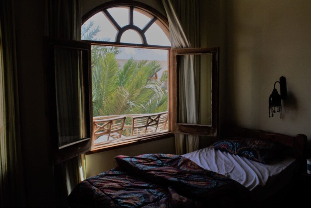 Dormir con la ventana abierta o cerrada en verano: la ciencia tiene una respuesta, pero no es tan simple como parece