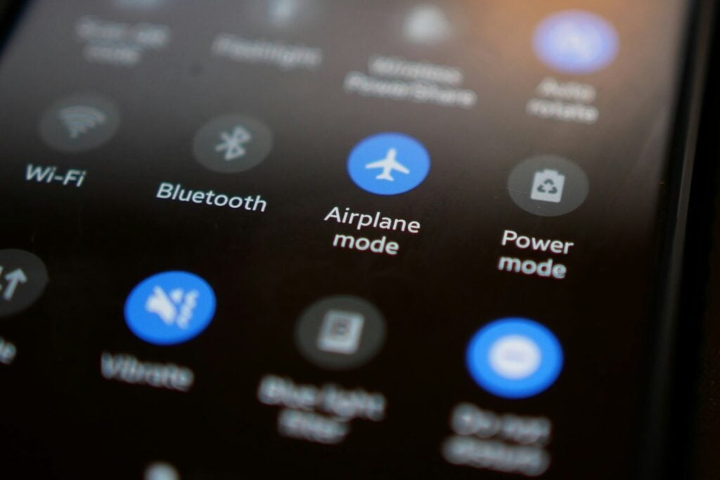 Los aviones modernos soportan los móviles, pero las compañías aún prefieren que uses este ajuste