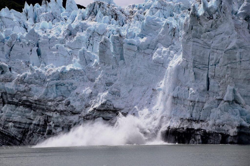 Un glaciar colapsó en el Himalaya y desató una riada devastadora: qué se sabe hasta ahora