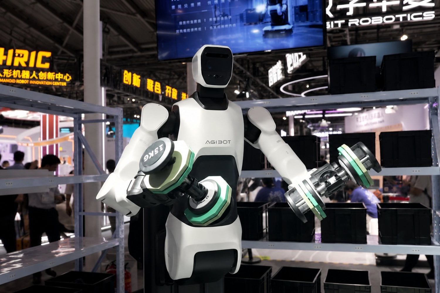Parece una persona, pero puede levantar 50 kilos: así es el nuevo robot humanoide presentado en Hong Kong