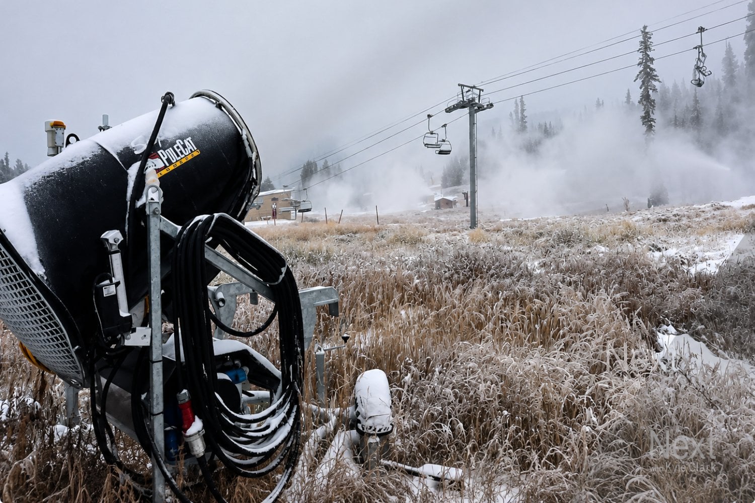 Una estación de esquí en Suiza encontró un uso inesperado para sus cañones de nieve: combatir incendios en pleno verano
