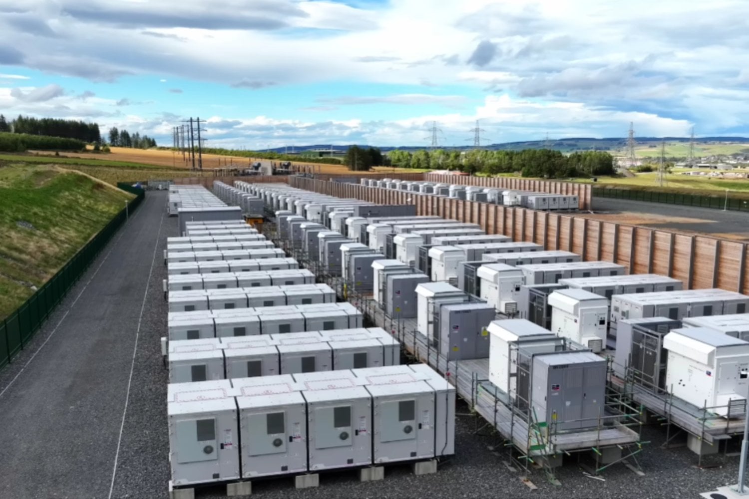 Europa está llenando su red de baterías para guardar energía solar y eólica: ahora surge una duda sobre el riesgo de apagones