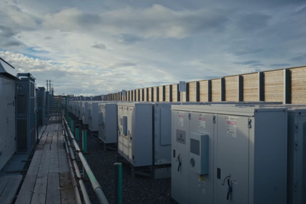 Europa está llenando su red de baterías para guardar energía solar y eólica: ahora surge una duda sobre el riesgo de apagones