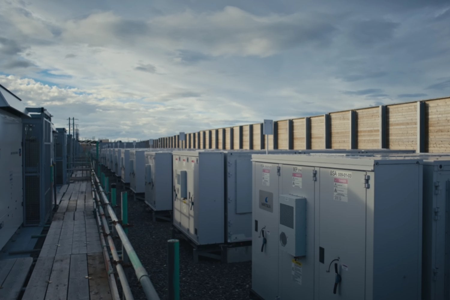 Europa está llenando su red de baterías para guardar energía solar y eólica: ahora surge una duda sobre el riesgo de apagones