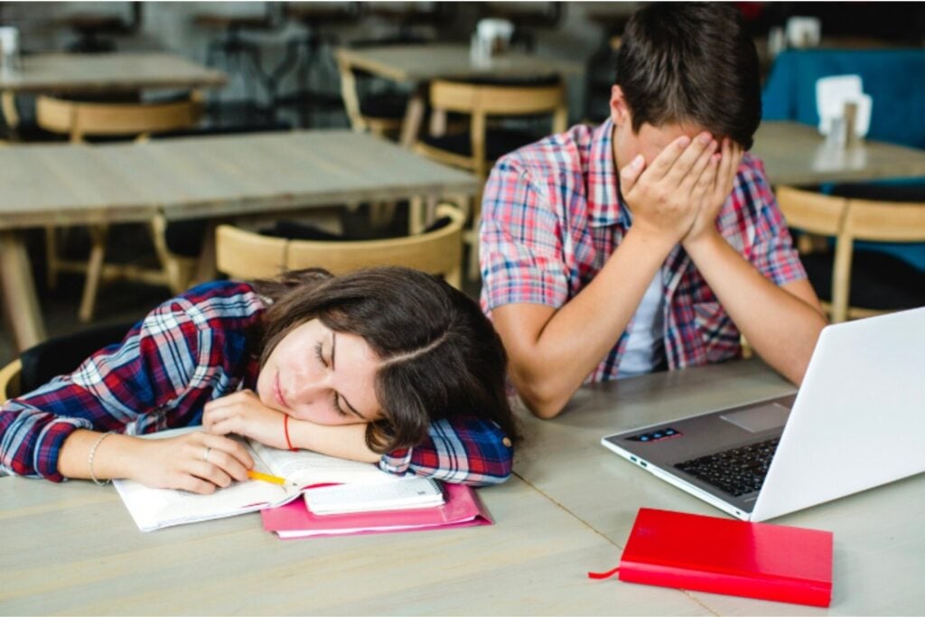 Ni las pantallas ni la dieta: un estudio encuentra qué hábito pesa más en las notas y la vida social de los adolescentes