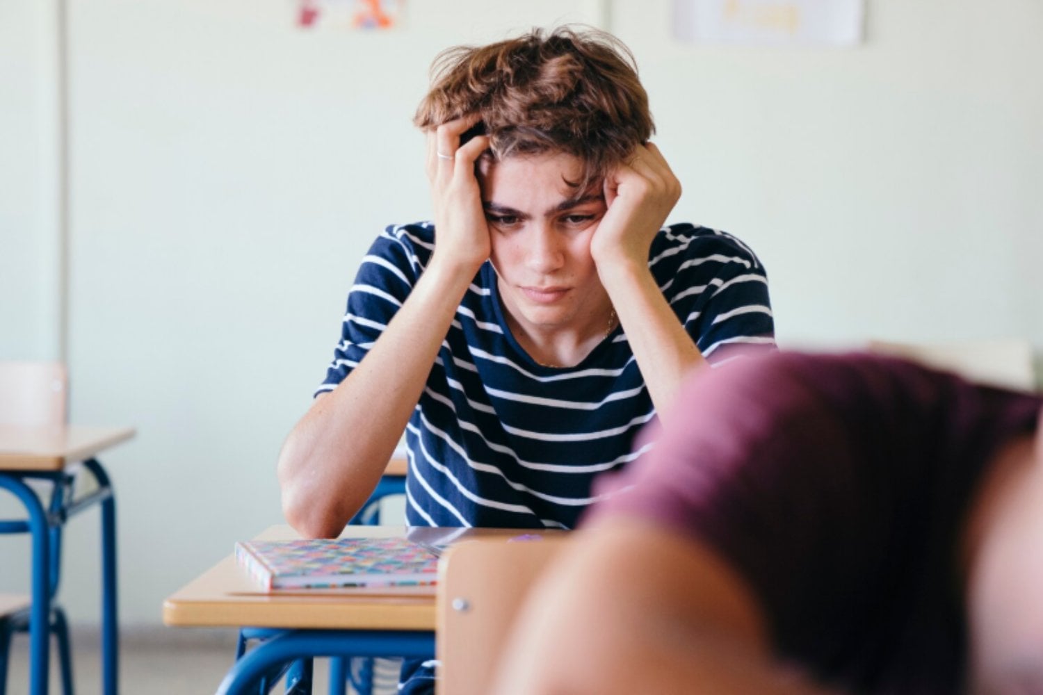 Ni las pantallas ni la dieta: un estudio encuentra qué hábito pesa más en las notas y la vida social de los adolescentes