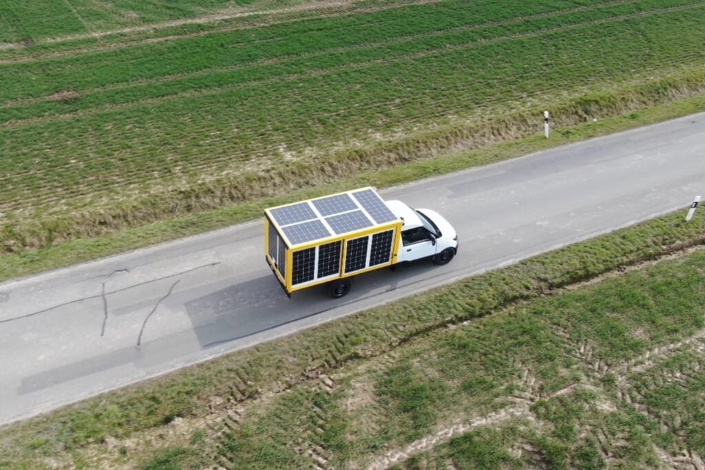 Una furgoneta solar ganó un 30% de autonomía durante cuatro meses: el resultado es prometedor, pero tiene truco
