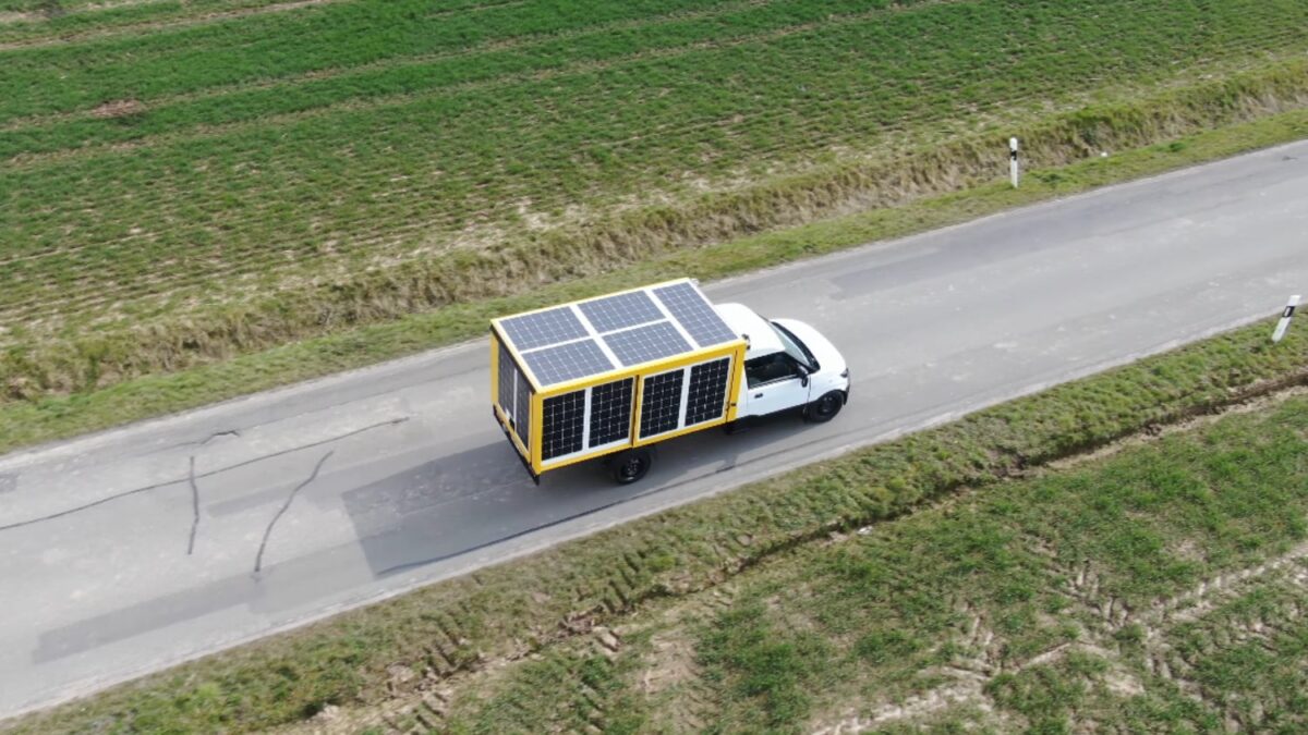 Una furgoneta solar ganó un 30% de autonomía durante cuatro meses: el resultado es prometedor, pero tiene truco