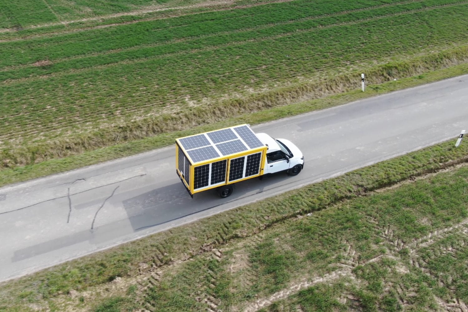 Una furgoneta solar ganó un 30% de autonomía durante cuatro meses: el resultado es prometedor, pero tiene truco