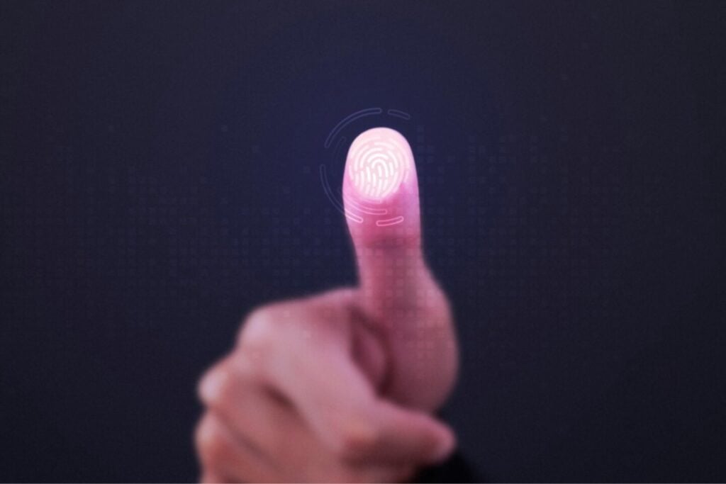 Este nuevo sistema de vigilancia no necesita saber quién eres para seguirte: le basta con los dispositivos que llevas encima