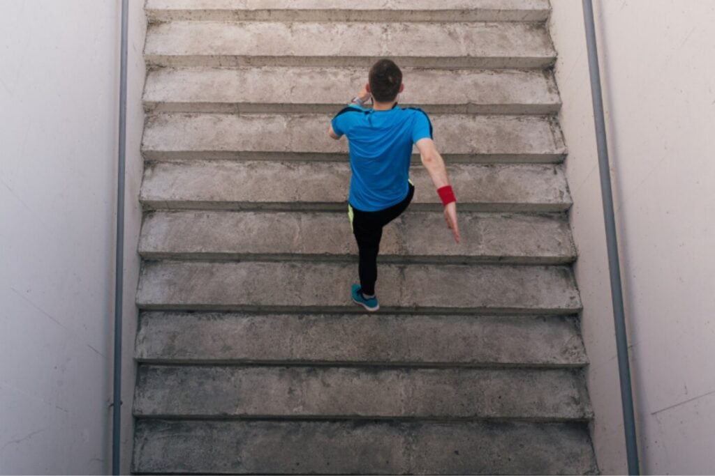 Subir escaleras parece un gesto mínimo, pero un estudio lo relaciona con un 39% menos de riesgo de muerte cardiovascular