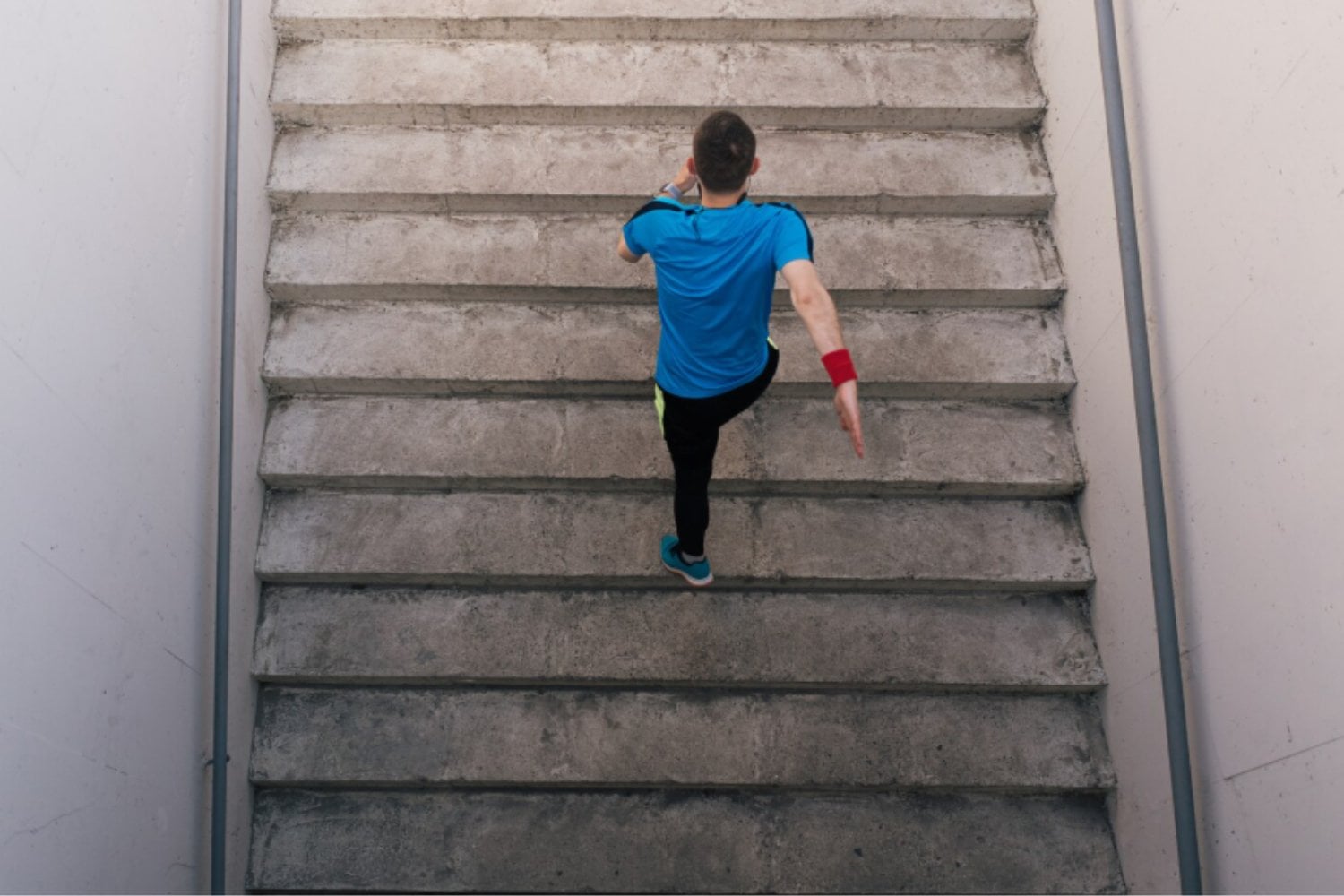 Subir escaleras parece un gesto mínimo, pero un estudio lo relaciona con un 39% menos de riesgo de muerte cardiovascular