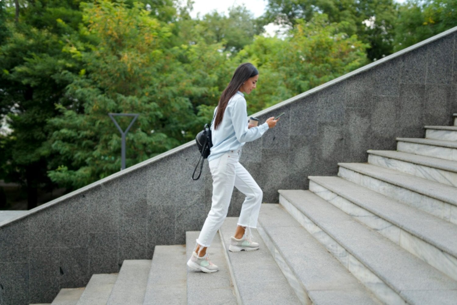 Subir escaleras parece un gesto mínimo, pero un estudio lo relaciona con un 39% menos de riesgo de muerte cardiovascular