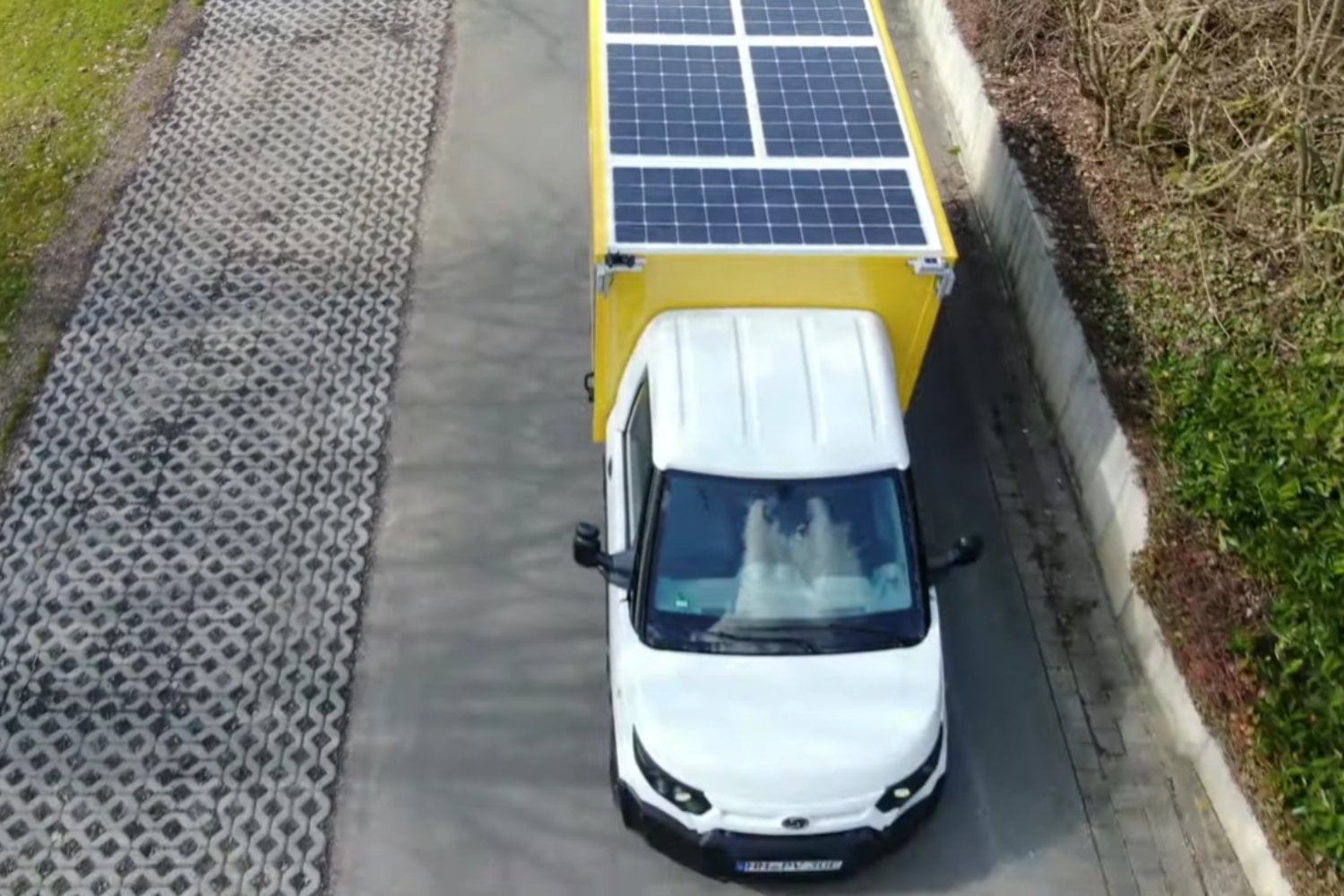 Una furgoneta solar ganó un 30% de autonomía durante cuatro meses: el resultado es prometedor, pero tiene truco