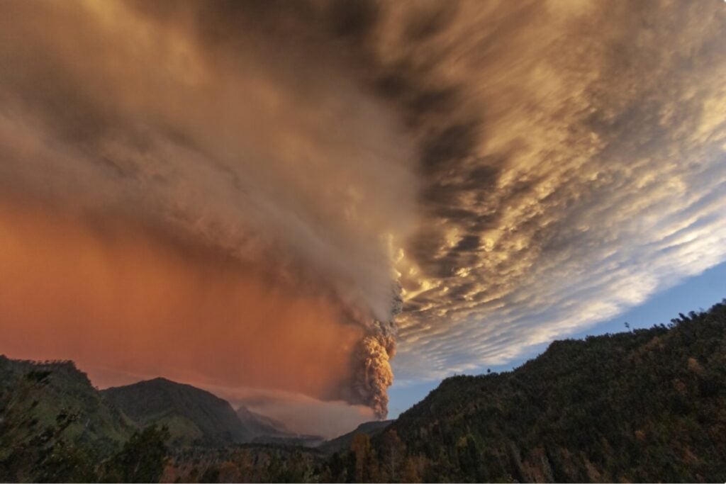 La nube de fuego que puede iniciar nuevos incendios y dejar humo durante meses en la atmósfera