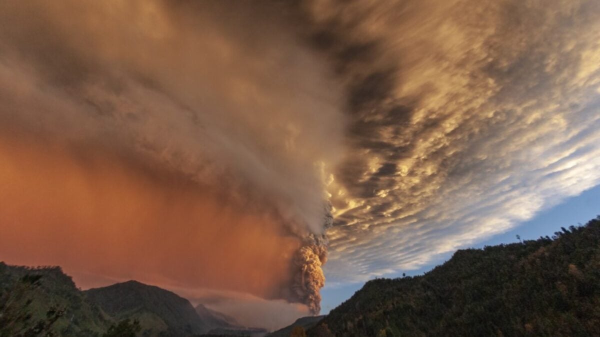La nube de fuego que puede iniciar nuevos incendios y dejar humo durante meses en la atmósfera