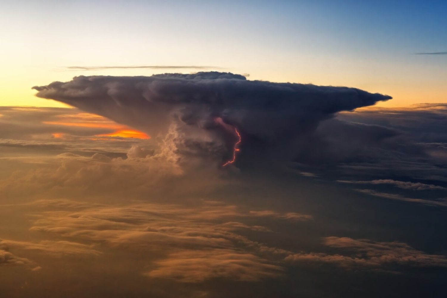 La nube de fuego que puede iniciar nuevos incendios y dejar humo durante meses en la atmósfera