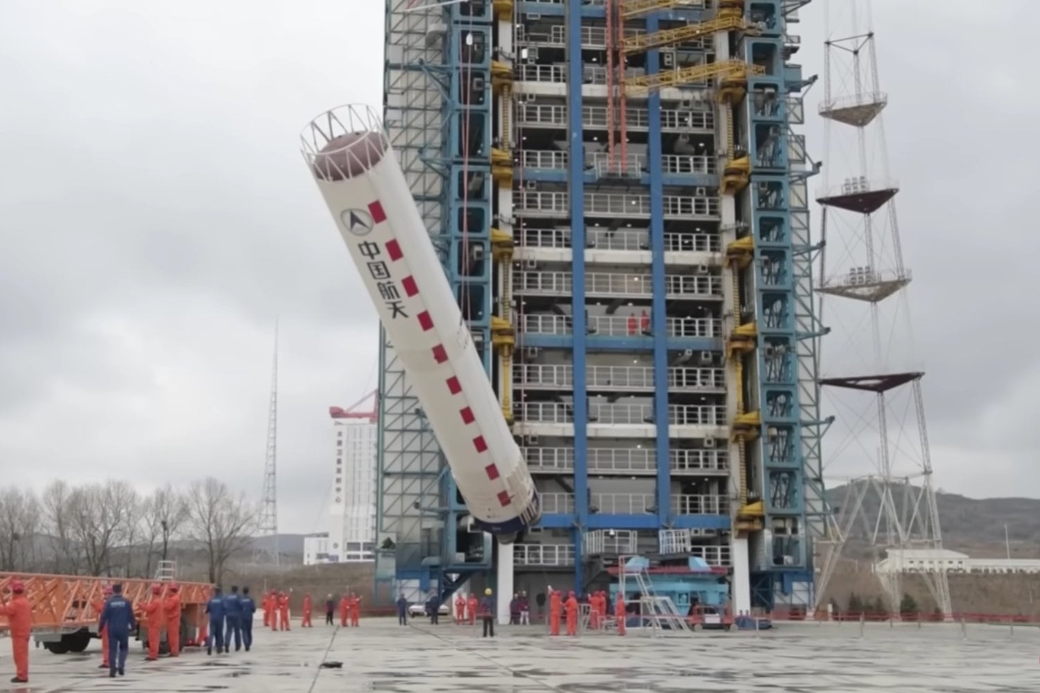 China prepara una misión para encontrar agua congelada en el polo sur lunar