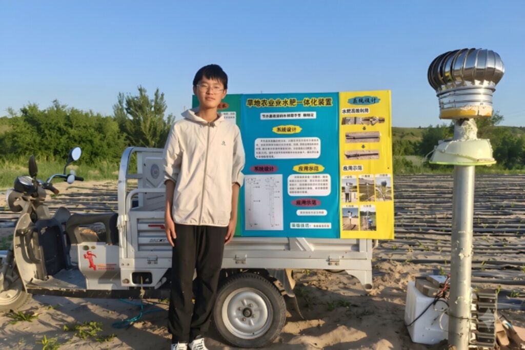 Un estudiante chino diseñó un sistema de riego pasivo con materiales de ferretería