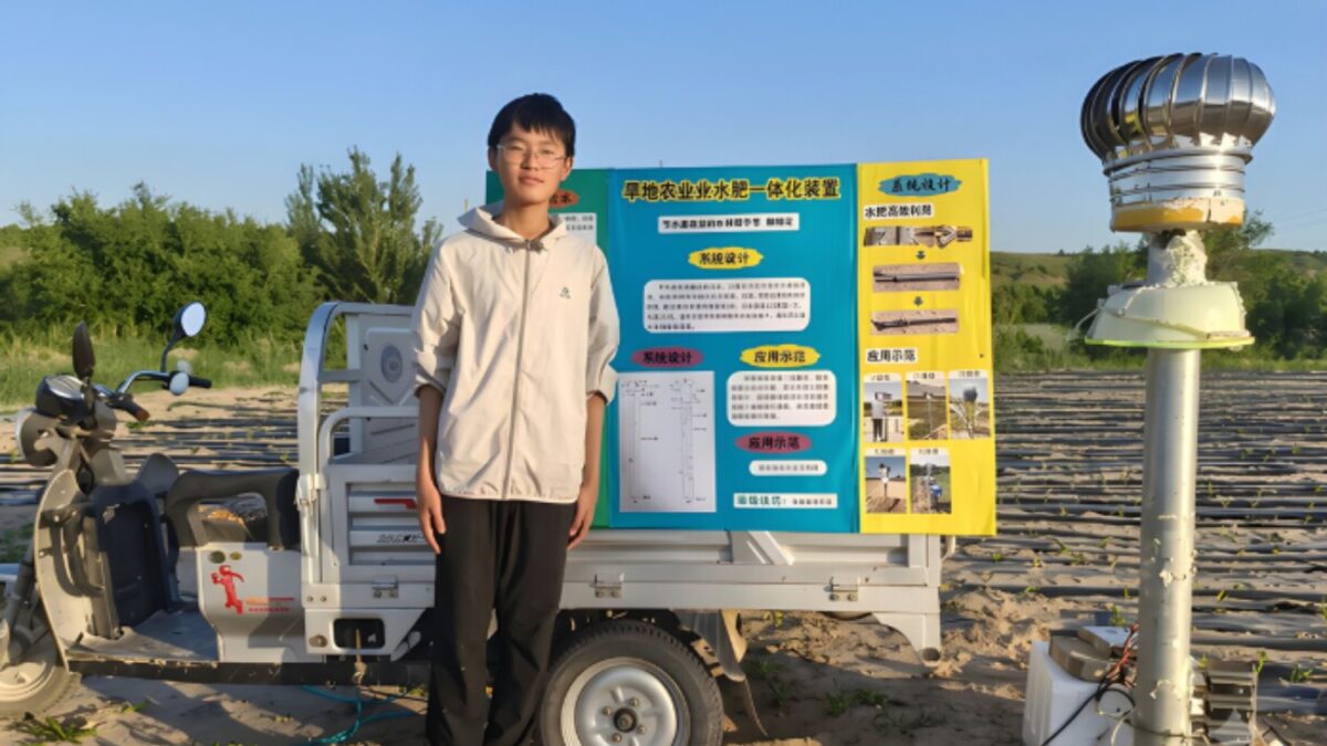 Un estudiante chino diseñó un sistema de riego pasivo con materiales de ferretería