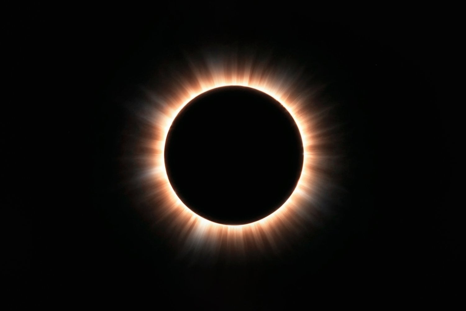 España se prepara para un eclipse histórico, pero hay otro mapa que preocupa a AEMET: el riesgo extremo de incendios