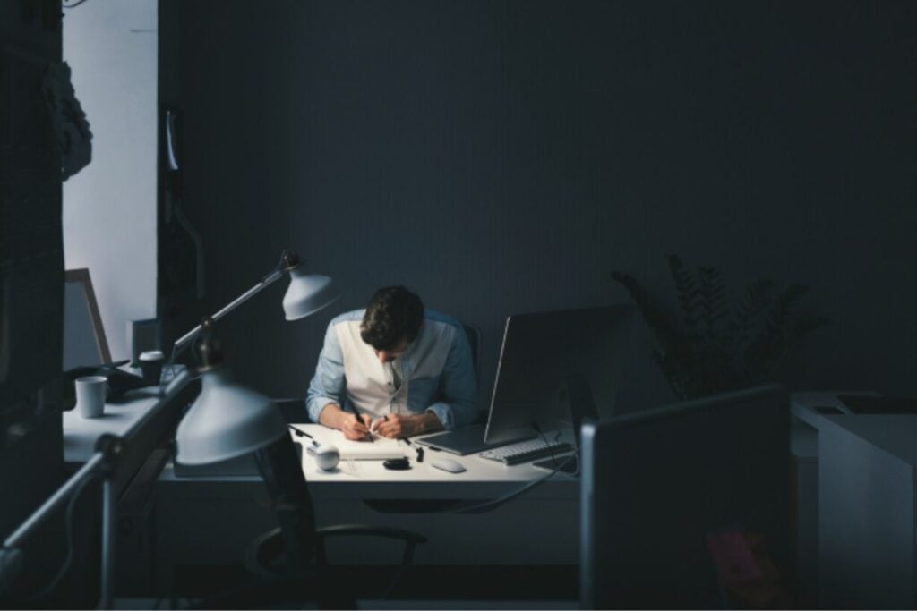 Trabajar de noche podría dejar una huella después del COVID: el riesgo de síntomas persistentes fue un 88% mayor