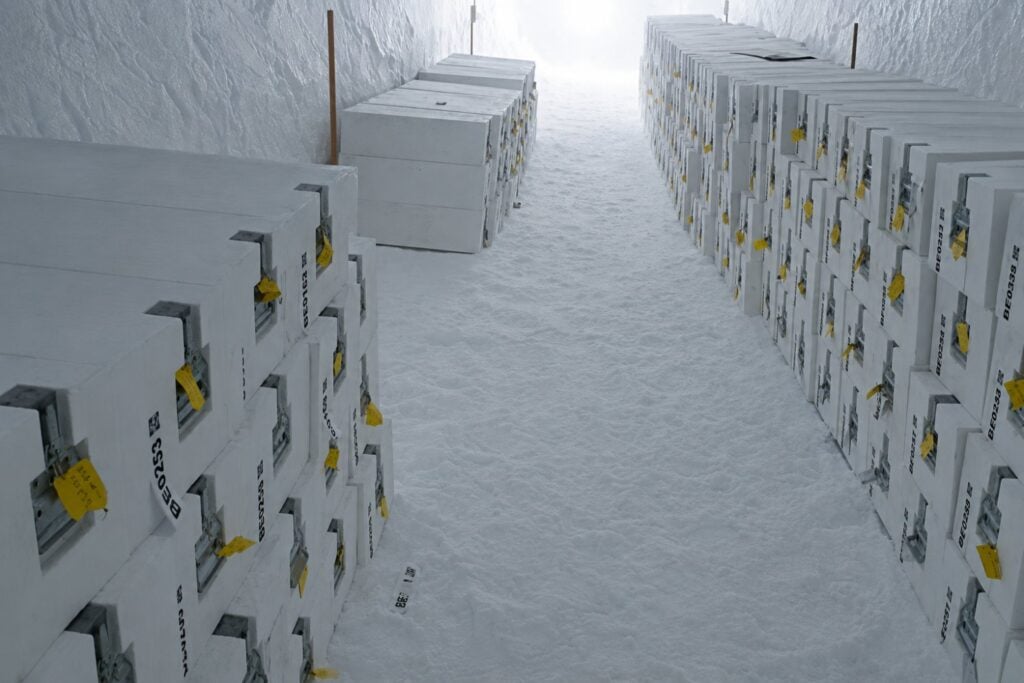 La Antártida guarda una bóveda de hielo para los científicos del futuro: conserva muestras de glaciares que podrían desaparecer