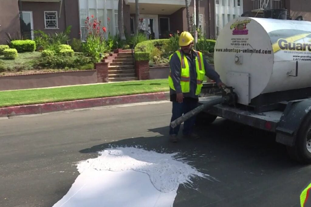 El asfalto blanco enfría las calles de Los Ángeles, pero puede hacer que los peatones sientan más calor