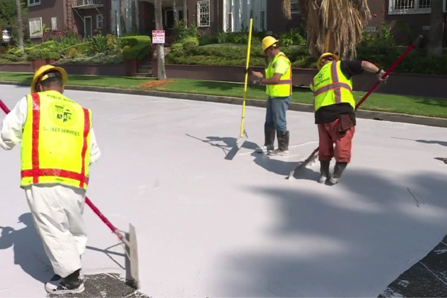 El asfalto blanco enfría las calles de Los Ángeles, pero puede hacer que los peatones sientan más calor