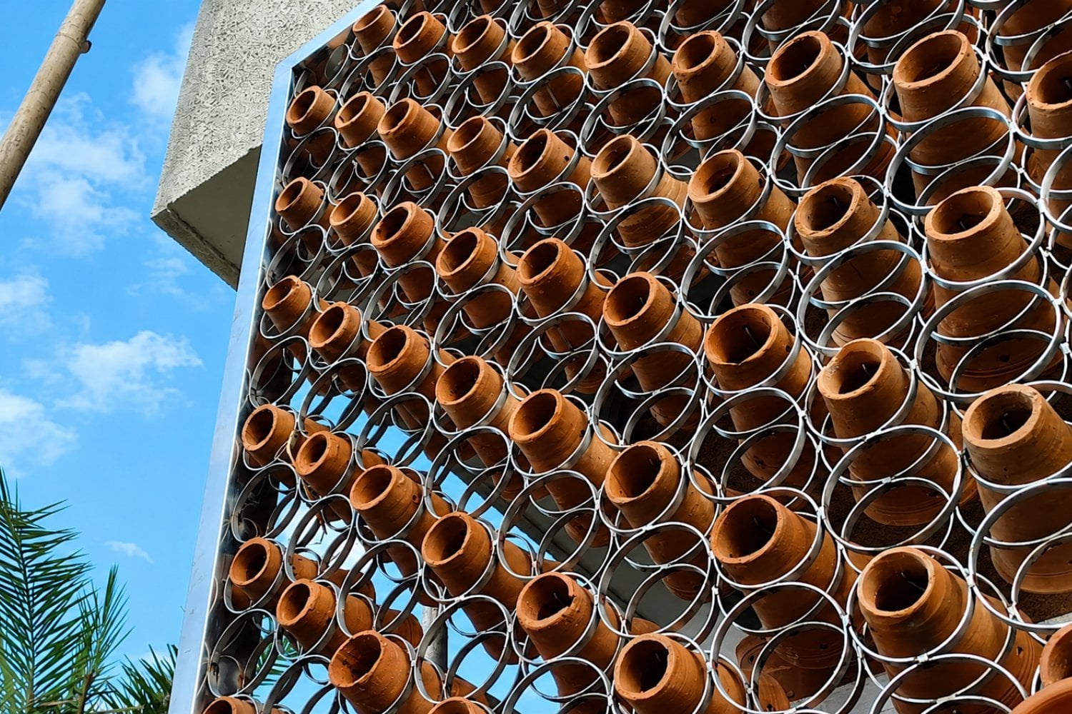 El sistema pasivo que enfría el aire hasta 14 grados usando agua y terracota