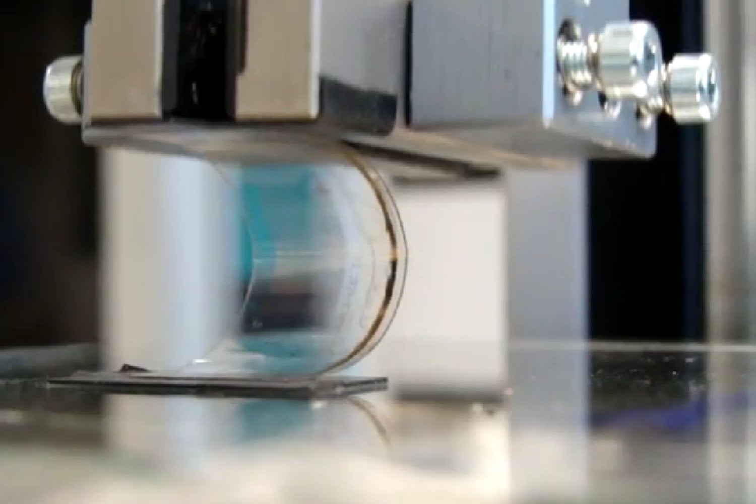 Este sensor blando convierte los latidos y la actividad cerebral en luz: podría cambiar los implantes médicos