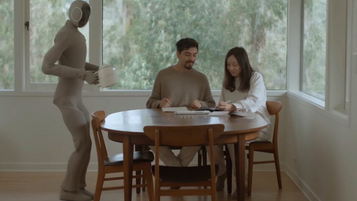 El CEO de 1X apuesta a que en solo 3 años los robots humanoides empezarán a fabricarse a sí mismos: mientras tanto, su Neo de 20.000 dólares todavía lo maneja una persona a control remoto