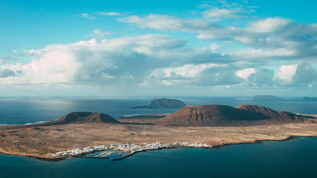 Una isla canaria usa el agua como batería gigante desde 2014: ahora le suma paneles solares y baterías reales para pasar de 859 a más de 1000 horas con 100% de energía limpia