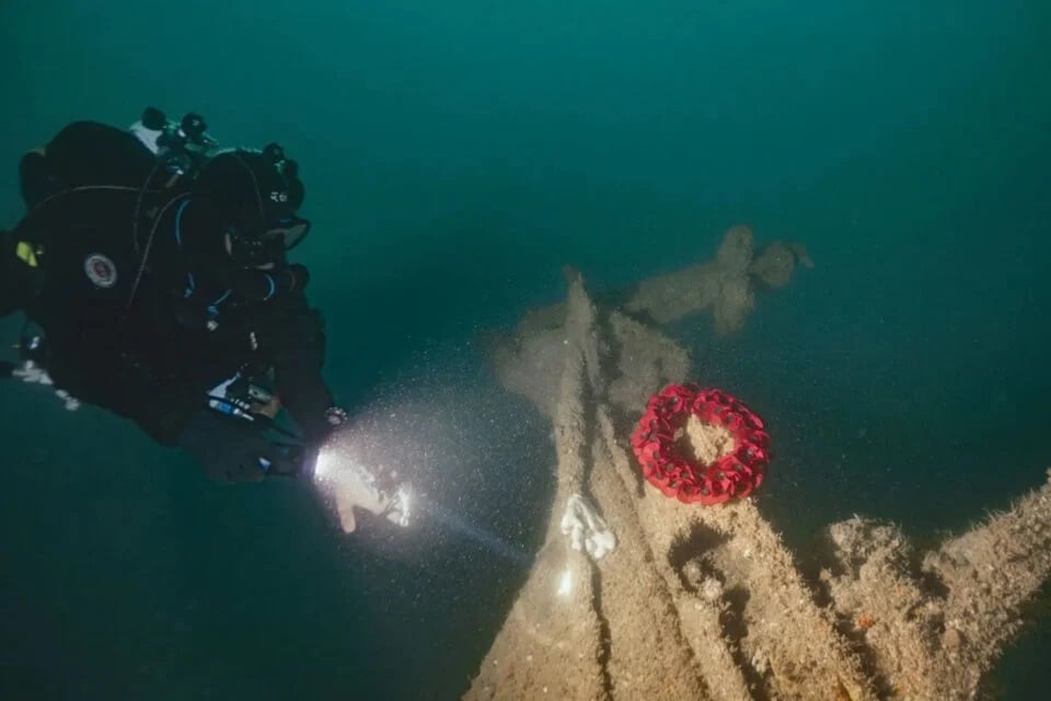 Guy Trees Credit Ricardo Constantino Laying Wreath On Tiller Of Hms Tiger 960x640