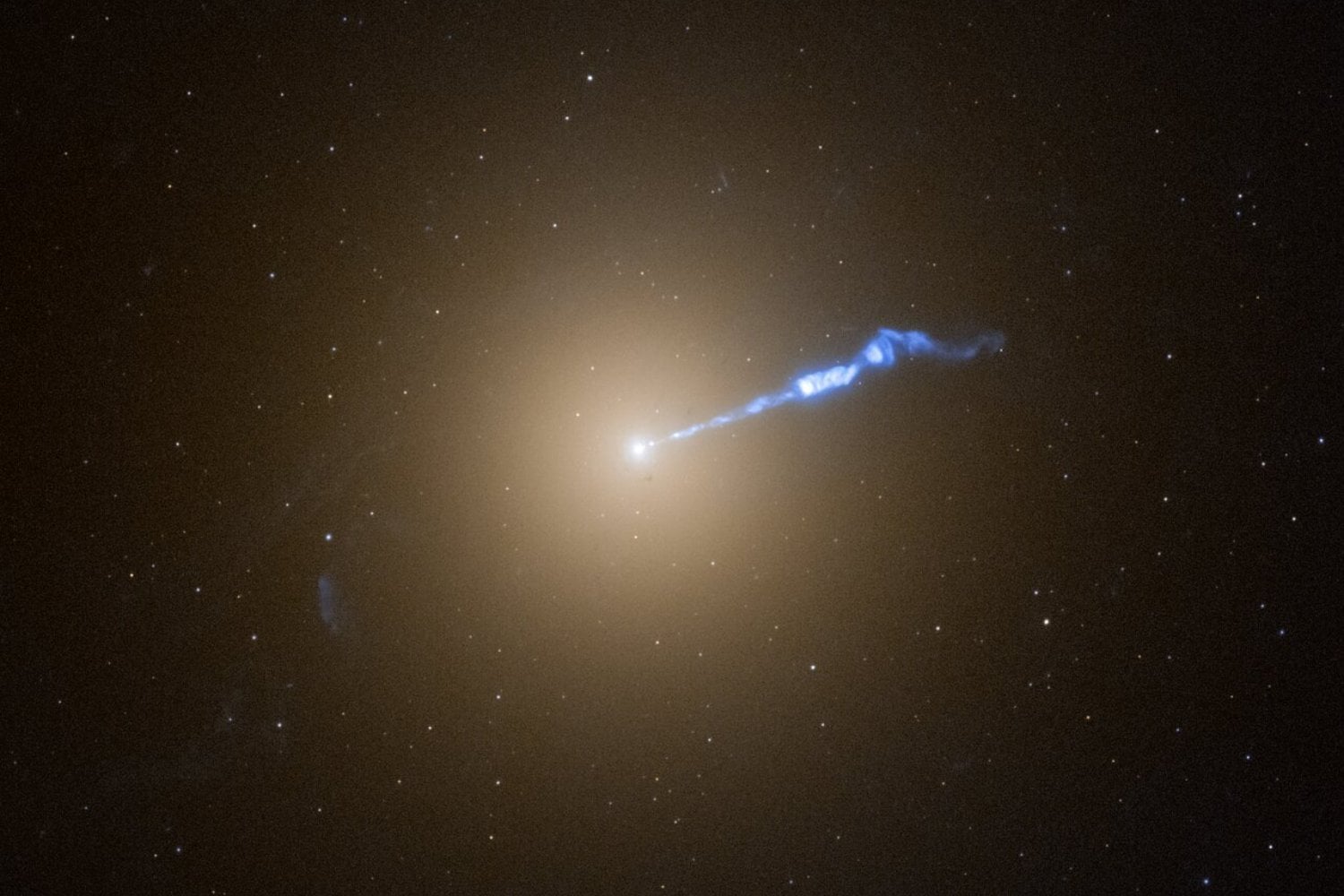 Un agujero negro parece estar expulsando plasma a 13 veces la velocidad de la luz. Un algoritmo convirtió 27 años de fotos en una película y descubrió que llevábamos décadas interpretando mal sus destellos